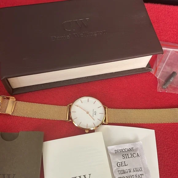 Authentic DW Gold Watch⏱⌚️⭐️ - Picture 5 of 16